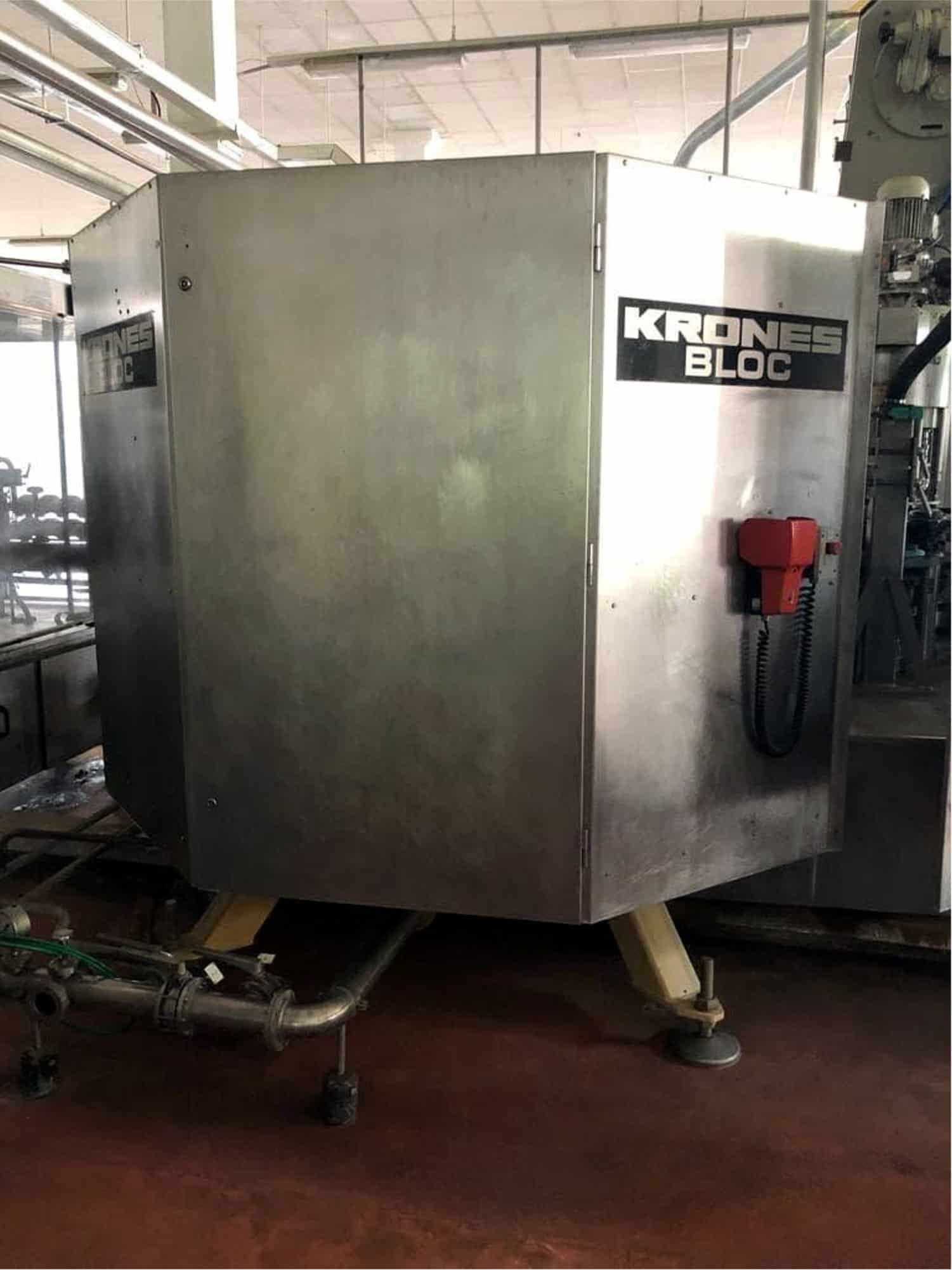 Detalle de Krones TriBlock (enjuagadora, llenadora, taponadora)